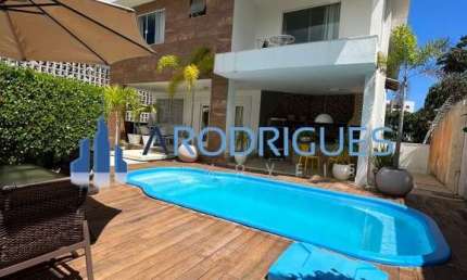 Casa de luxo à venda no Alphaville I: 6 quartos, 5 suítes, 4 salas, 4 banheiros, 5 vagas de garagem e 610m² de área. Jardim e aceita permuta!