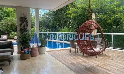 Casa de Luxo em Alphaville I, Salvador: 5 Quartos, 5 Suítes, 4 Salas, 3 Banheiros, 5 Vagas, 1.650 m2. Imperdível!