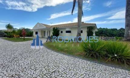Casa de alto padrão à venda no condomínio Encontro das Águas, com jardim na entrada e 4 pavimentos!
