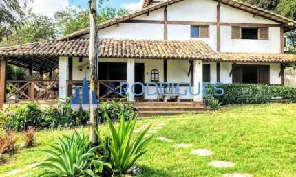 Belíssima Casa à venda em Abrantes, ampla área externa, 5/4 sendo 3 suítes!
