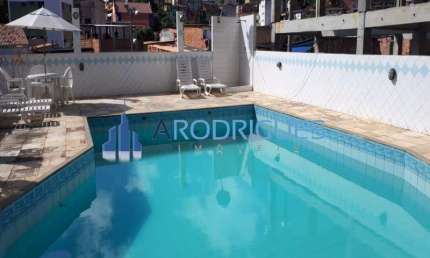 Linda casa à venda no Condomínio Quinta do Candeal, 4/4 com 2 suítes, nascente!