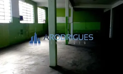 Prédio de 2 andares com 500 m2, sendo 23 metros  de frente com aproximadamente 10 vagas para carros.