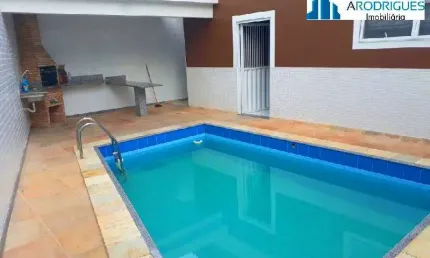 Casa para Locação  com 4/4  sendo 3 suítes ,armários, com piscina churrasqueira, dep empregada, garagem para 2 carros portão automatizado
