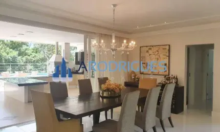 Luxuosa mansão de 5 quartos e 5 suítes no Alphaville I em Salvador-BA: 1.050m², 3 salas, 7 banheiros e 8 vagas de garagem!