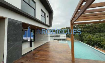 Luxuosa Casa à Venda em Camaçari-BA, Vila de Abrantes: 4 Quartos, 4 Suítes, 3 Banheiros, 3 Vagas, 458m².