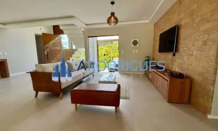 Aluguel de luxuosa casa em condomínio na Praia do Forte, Mata de São João-BA: 6 quartos, 6 suítes, 2 salas, 5 banheiros, 8 vagas de garagem, 400m²
