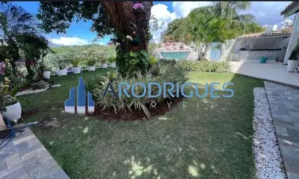 Imponente mansão de 5 quartos e 4 suítes no coração de Salvador-BA, no bairro Itaigara, com 900m² de pura elegância!