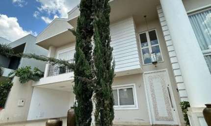 Sobrado à venda em Maringá, Zona 08, com 4 suítes, com 398 m², Mont Blanc