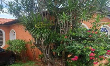 Excelente casa padrão em terreno co topografia totalmente plana.