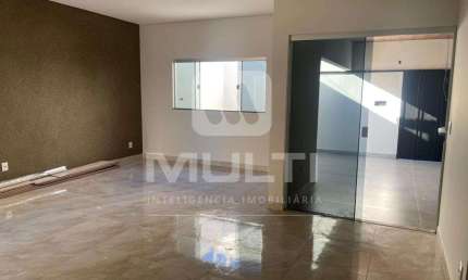 Casa com 3 quartos à venda no Jardim Europa, Uberlândia  por R$ 685.000