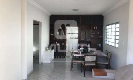 Casa com 4 quartos para alugar no Daniel Fonseca, Uberlândia  por R$ 4.000