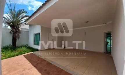 Casa com 3 quartos para alugar no Santa Mônica, Uberlândia  por R$ 6.000