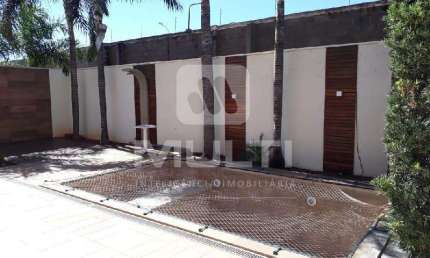 Casa em condomínio fechado com 4 quartos para alugar no Aclimação, Uberlândia  por R$ 9.000