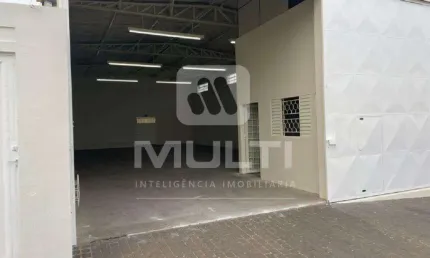 Barracão / Galpão / Depósito para alugar no Custódio Pereira, Uberlândia  por R$ 5.800