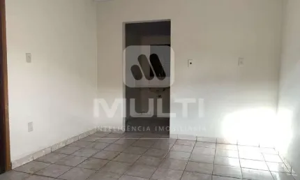 Casa com 2 quartos para alugar no Osvaldo Rezende, Uberlândia  por R$ 900