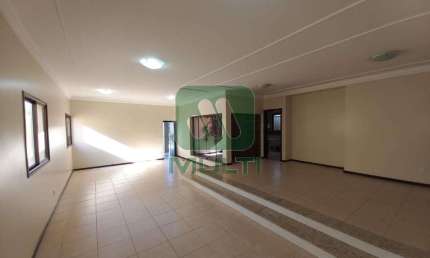 Casa com 3 quartos para alugar no Jardim Karaíba, Uberlândia  por R$ 8.000