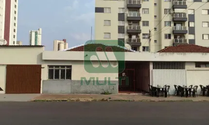 Casa com 2 quartos para alugar no Osvaldo Rezende, Uberlândia  por R$ 1.500
