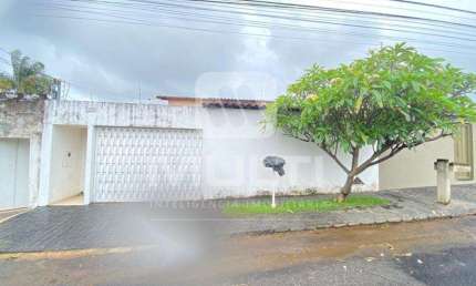 Casa com 3 quartos para alugar na Cidade Jardim, Uberlândia  por R$ 4.500