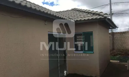 Casa com 2 quartos para alugar no Residencial Pequis, Uberlândia 