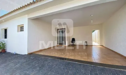 Casa com 3 quartos para alugar no Santa Mônica, Uberlândia 