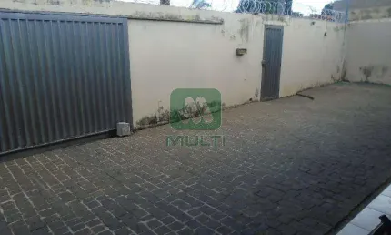 Casa com 3 quartos para alugar na Cidade Jardim, Uberlândia 