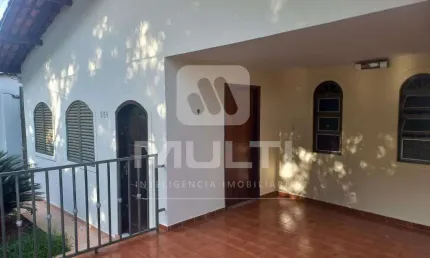 Casa com 3 quartos para alugar em Saraiva, Uberlândia  por R$ 2.200