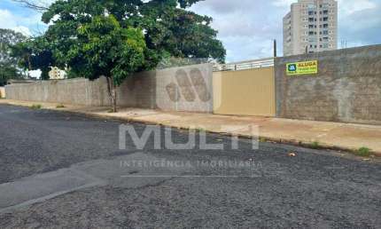 Terreno comercial para alugar no Presidente Roosevelt, Uberlândia  por R$ 1.850