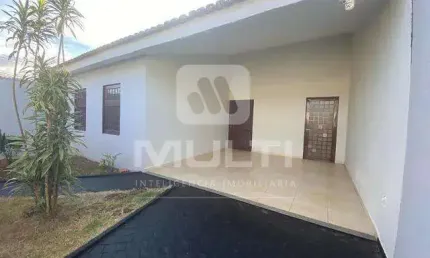 Casa com 3 quartos para alugar no Custódio Pereira, Uberlândia  por R$ 4.500