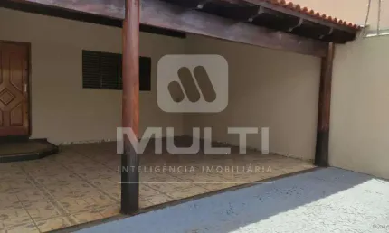 Casa com 3 quartos para alugar na Cidade Jardim, Uberlândia  por R$ 3.000