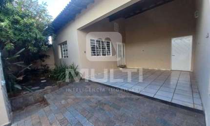 Casa com 3 quartos para alugar na Cidade Jardim, Uberlândia  por R$ 3.700