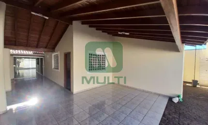 Casa com 3 quartos para alugar no Jardim Patrícia, Uberlândia  por R$ 3.200
