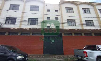 Apartamento com 3 quartos para alugar no Brasil, Uberlândia  por R$ 1.500