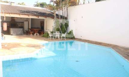Casa com 3 quartos para alugar na Cidade Jardim, Uberlândia  por R$ 8.000