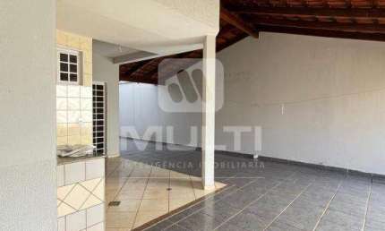 Casa com 3 quartos para alugar no Umuarama, Uberlândia  por R$ 5.500
