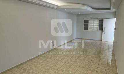 Casa com 3 quartos para alugar no Martins, Uberlândia  por R$ 4.800