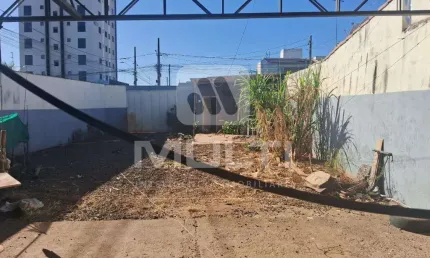 Barracão / Galpão / Depósito para alugar em Granada, Uberlândia  por R$ 2.500