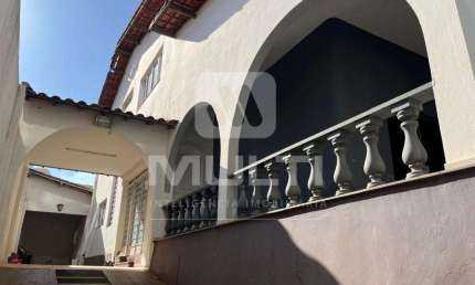 Casa com 3 quartos para alugar no Tabajaras, Uberlândia  por R$ 5.500