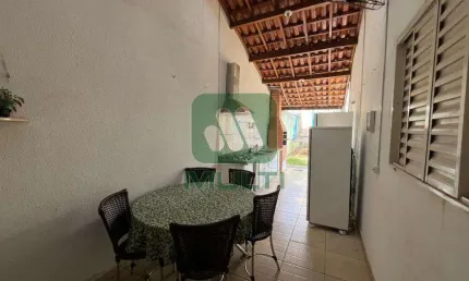 Casa com 3 quartos para alugar em Granada, Uberlândia 