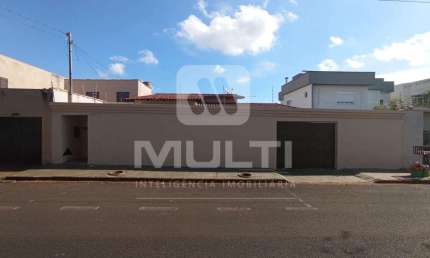 Casa com 3 quartos para alugar no Santa Mônica, Uberlândia  por R$ 4.100