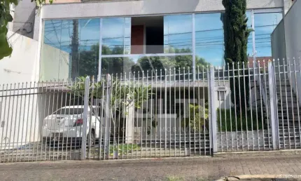 Casa com 3 quartos para alugar no Lidice, Uberlândia  por R$ 4.700