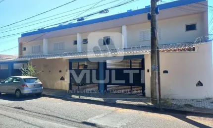 Casa com 2 quartos para alugar no Jardim Europa, Uberlândia  por R$ 2.200