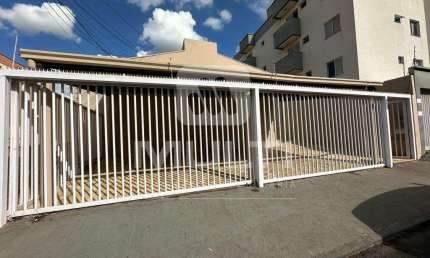 Casa com 2 quartos para alugar no Santa Mônica, Uberlândia  por R$ 1.300
