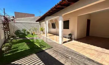 Casa com 4 quartos para alugar no Jardim Finotti, Uberlândia  por R$ 4.200