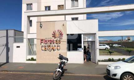 Apartamento com 2 quartos para alugar no Jardim Canaã, Uberlândia  por R$ 1.000