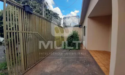 Casa com 3 quartos para alugar no Santa Mônica, Uberlândia  por R$ 2.400