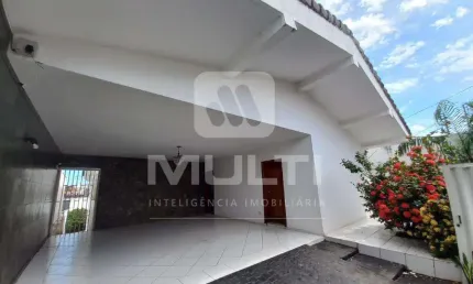 Casa com 3 quartos para alugar no Centro, Uberlândia  por R$ 5.000