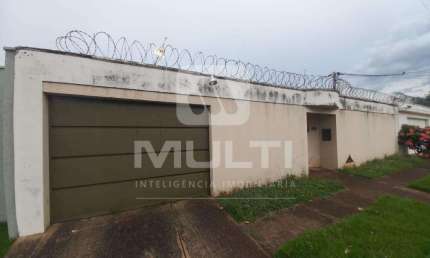 Casa com 3 quartos para alugar no Copacabana, Uberlândia  por R$ 3.200
