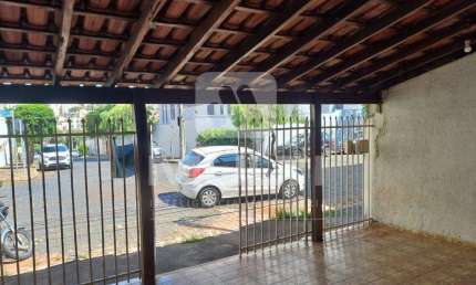 Casa com 3 quartos para alugar em Saraiva, Uberlândia  por R$ 2.000
