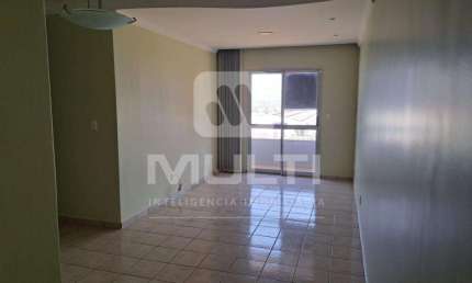 Apartamento com 3 quartos para alugar no Brasil, Uberlândia  por R$ 2.200