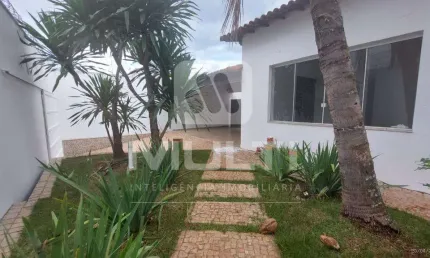 Casa com 3 quartos para alugar na Cidade Jardim, Uberlândia  por R$ 6.000